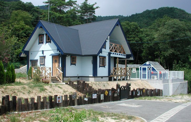 手前が自宅、奥に犬舎、ドッグランがあります。｜生田　誠史朗(いくた　せいしろう)ブリーダー(兵庫県・ジャイアントシュナウザー・JKC登録)の紹介写真2